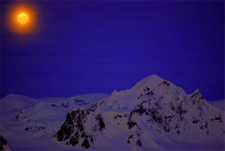 pilipenkod (artist) - Moon on the dark blue sky among mountains. Antarctica. Foto de stock - Super Valor sin royalties y Suscripción, Código: 400-04900460