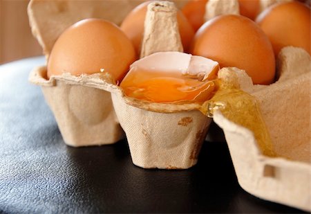 simsearch:400-04333980,k - brown eggs in cardboard box, one broken egg closeup Foto de stock - Super Valor sin royalties y Suscripción, Código: 400-04900811