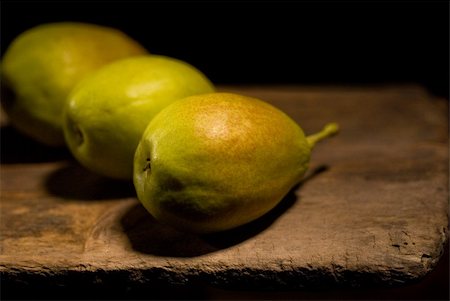 simsearch:400-06140437,k - autumn fresh pears over old wood board Stockbilder - Microstock & Abonnement, Bildnummer: 400-04901025