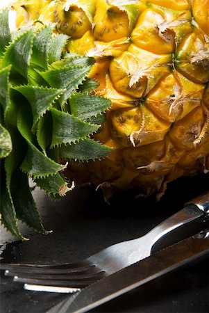 simsearch:400-04315300,k - ripe pineapple on a black plate with knife and fork Foto de stock - Super Valor sin royalties y Suscripción, Código: 400-04901026