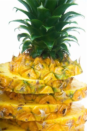 simsearch:400-04315300,k - ripe vivid pineapple sliced over white background Foto de stock - Super Valor sin royalties y Suscripción, Código: 400-04901027
