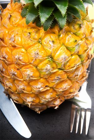 simsearch:400-04315300,k - ripe vivid pineapple on a black plate with knife and fork Foto de stock - Super Valor sin royalties y Suscripción, Código: 400-04901028