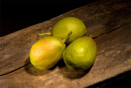 simsearch:400-04287445,k - autumn fresh pears over old wood board Stockbilder - Microstock & Abonnement, Bildnummer: 400-04901021