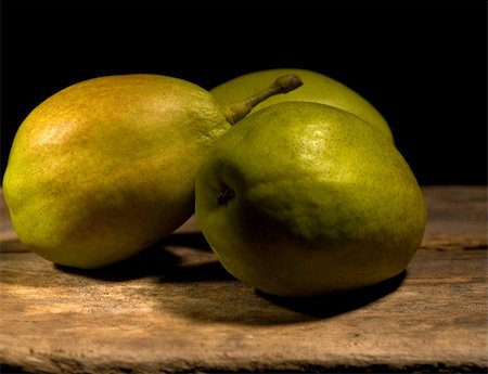 simsearch:400-06140437,k - autumn fresh pears over old wood board Stockbilder - Microstock & Abonnement, Bildnummer: 400-04901022
