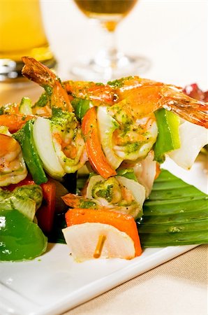 simsearch:400-07293364,k - fresh and colorful grilled shrimps and vegetables skewers on a palm leaf ,thai style Fotografie stock - Microstock e Abbonamento, Codice: 400-04901044
