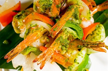 simsearch:400-07293364,k - fresh and colorful grilled shrimps and vegetables skewers on a palm leaf ,thai style Fotografie stock - Microstock e Abbonamento, Codice: 400-04901045