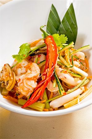 simsearch:400-07293364,k - fresh seafood thai style salad with glass noodles on a bowl close up Fotografie stock - Microstock e Abbonamento, Codice: 400-04901054