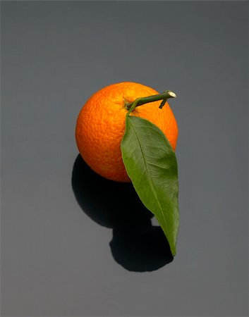 simsearch:400-04502584,k - vivid orange tangerine on black reflective surface Foto de stock - Super Valor sin royalties y Suscripción, Código: 400-04901053
