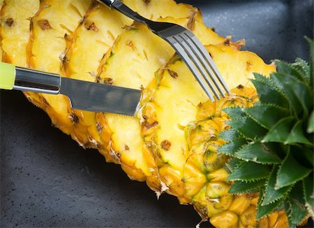 simsearch:400-04315300,k - ripe vibrant pineapple sliced on a black plate with knife and fork Foto de stock - Super Valor sin royalties y Suscripción, Código: 400-04901650