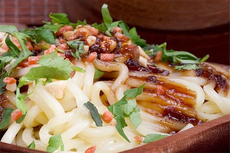 simsearch:400-05745083,k - Freshly prepared Asian noodles on a brown wooden plate. Fotografie stock - Microstock e Abbonamento, Codice: 400-04902865