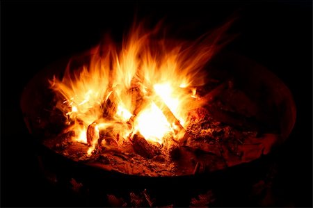 View of a blazing campfire in the dark night. Photographie de stock - Aubaine LD & Abonnement, Code: 400-04902910