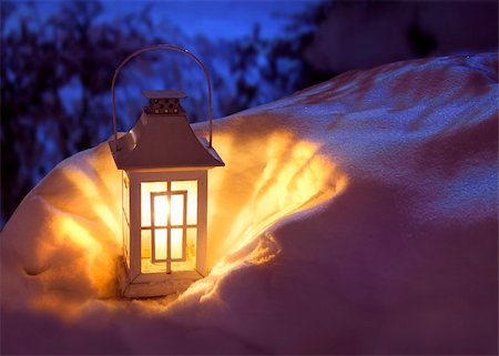 simsearch:656-01765621,k - White Christmas lantern in snow, with yellow candle light, on mysterious dark blue background Foto de stock - Super Valor sin royalties y Suscripción, Código: 400-04903130