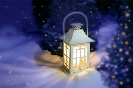 simsearch:656-01765621,k - White Christmas lantern in snow, with yellow candle light, on mysterious violet background Foto de stock - Super Valor sin royalties y Suscripción, Código: 400-04903243