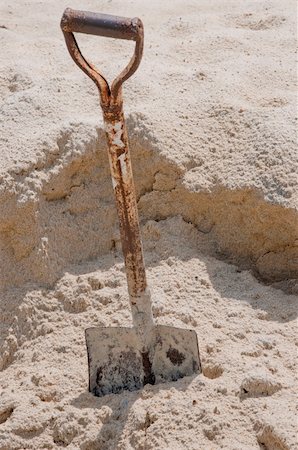 a picture of a shovel in sand Foto de stock - Royalty-Free Super Valor e Assinatura, Número: 400-04914470