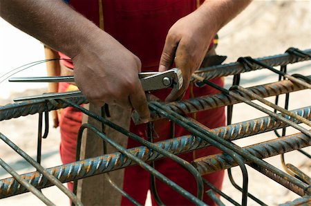 rebañar - Construction worker ties reinforcing steel rebar. Close up Stock Photo - Budget Royalty-Free & Subscription, Code: 400-04914915