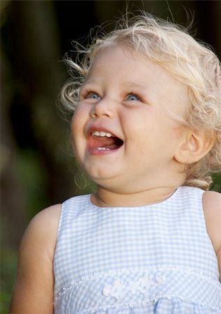 simsearch:400-04399399,k - Beautiful blond baby girl laughing in park Foto de stock - Super Valor sin royalties y Suscripción, Código: 400-04914961