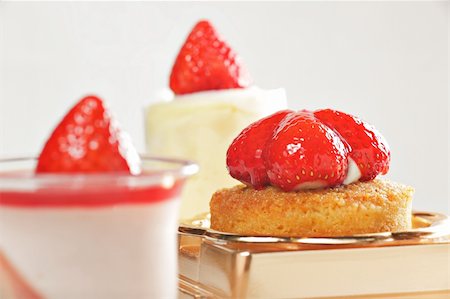 simsearch:700-03641100,k - strawberry dessert Foto de stock - Super Valor sin royalties y Suscripción, Código: 400-04915008