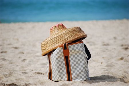 Bag is wearing straw hat on the beach - Sanya - Republic of China Photographie de stock - Aubaine LD & Abonnement, Code: 400-04915030