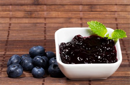 photos of blueberries for kitchen - blueberry jam and blueberries aside on wooden background Foto de stock - Super Valor sin royalties y Suscripción, Código: 400-04916904