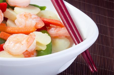 simsearch:400-05745083,k - Asian salad in a white bowl with red chopsticks. Fotografie stock - Microstock e Abbonamento, Codice: 400-04917220