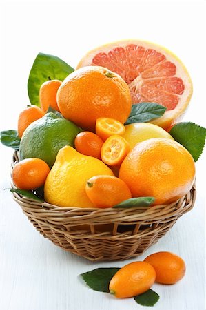 simsearch:400-06098966,k - Fresh citrus fruit with leaves in a wicker basket. Stockbilder - Microstock & Abonnement, Bildnummer: 400-04917581