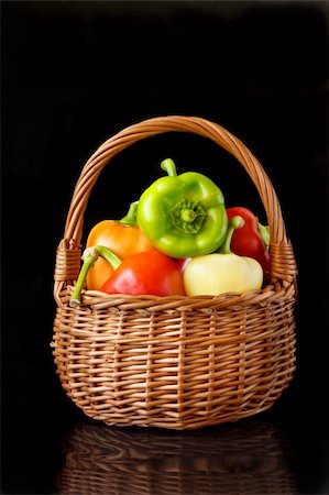 simsearch:400-08705784,k - Colorful paprika in a basket. Foto de stock - Royalty-Free Super Valor e Assinatura, Número: 400-04917582