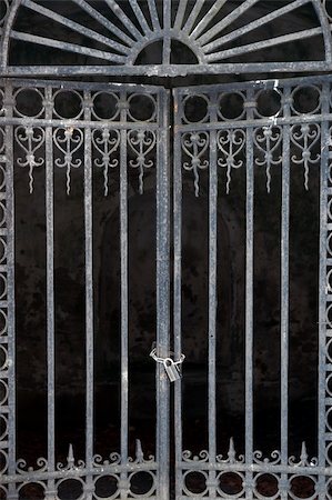 Old metal iron door with padlock Stock Photo - Budget Royalty-Free & Subscription, Code: 400-04918331