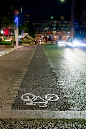 simsearch:400-04347343,k - Bicycle symbol on street in evening Photographie de stock - Aubaine LD & Abonnement, Code: 400-04918815
