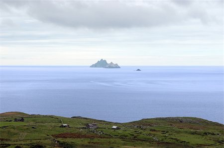 skellig coast - scenic view in kerry ireland of coastline and skellig rock Foto de stock - Super Valor sin royalties y Suscripción, Código: 400-04918962