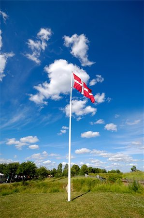 simsearch:400-04879625,k - Danish flag, green nature, blues sky and clouds. Photographie de stock - Aubaine LD & Abonnement, Code: 400-04910533