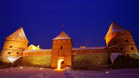 Trakai Island Castle located in Trakai on an island of Lake Galve. 16x9 wide screen aspect ratio background. Foto de stock - Super Valor sin royalties y Suscripción, Código: 400-04910613