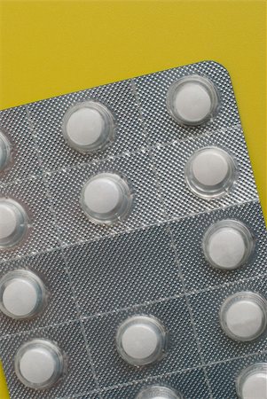 simsearch:400-05135660,k - Close-up of a pack of white pills on yellow background. Stockbilder - Microstock & Abonnement, Bildnummer: 400-04910646