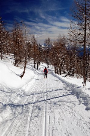 raqueta de nieve - Woman snowshoeing descending, Italian alps, Val Bognanco Photographie de stock - Aubaine LD & Abonnement, Code: 400-04911426