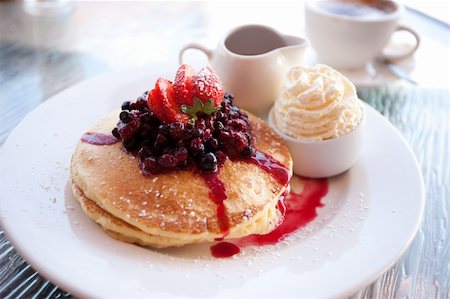 simsearch:400-08071201,k - Pancake stack with berries, fresh cream and maple syrup Photographie de stock - Aubaine LD & Abonnement, Code: 400-04912349