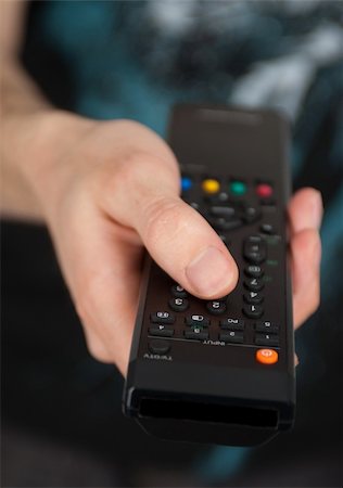 simsearch:400-05223721,k - Hand holding TV remote control Foto de stock - Royalty-Free Super Valor e Assinatura, Número: 400-04912632