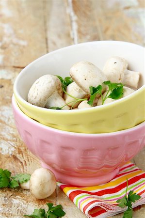 simsearch:400-07430898,k - mushrooms  champignon  on a wooden table Photographie de stock - Aubaine LD & Abonnement, Code: 400-04912965