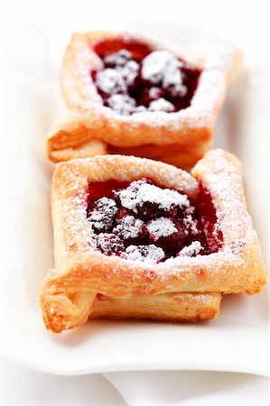 strudel - Delicious Cherry puff pastry with powdered sugar Fotografie stock - Microstock e Abbonamento, Codice: 400-04913156