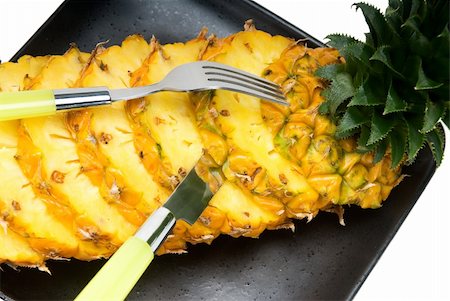 simsearch:400-04315300,k - ripe vibrant pineapple sliced on a black plate with knife and fork Foto de stock - Super Valor sin royalties y Suscripción, Código: 400-04913343