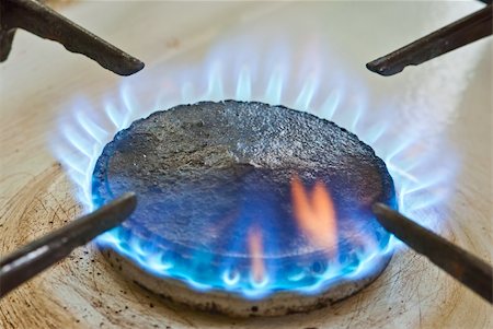 simsearch:400-05220472,k - Blue flames from gas stove burner. Shot of blue flames from a kitchen gas range. Stockbilder - Microstock & Abonnement, Bildnummer: 400-04913476