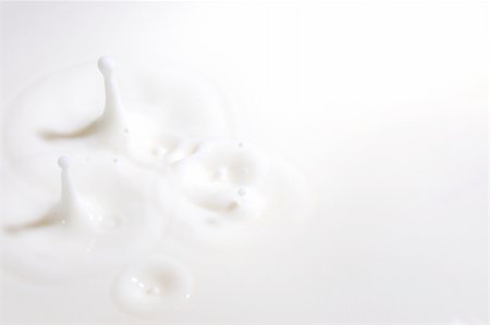 drop of milk splashes into fresh milk Foto de stock - Super Valor sin royalties y Suscripción, Código: 400-04913633