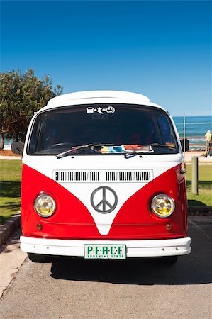 A red and white  van parked at the beach Foto de stock - Super Valor sin royalties y Suscripción, Código: 400-04913933