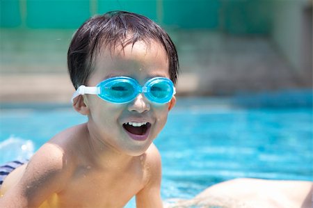 happy asian kid in swimming pool Foto de stock - Super Valor sin royalties y Suscripción, Código: 400-04913952