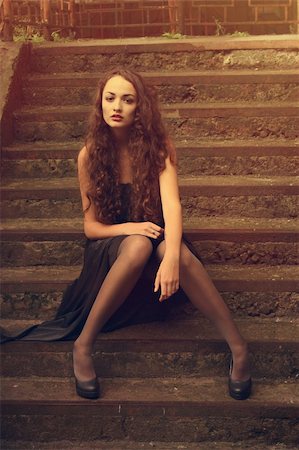 simsearch:400-04035704,k - Beautiful fashion girl sitting on the stairs Fotografie stock - Microstock e Abbonamento, Codice: 400-04925307