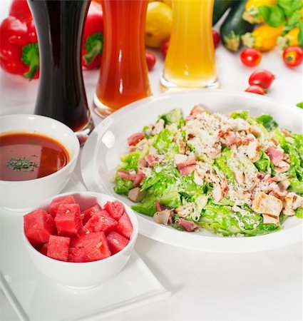 simsearch:400-08573799,k - fresh classic caesar salad with red and blonde beer on background ,healthy meal Stockbilder - Microstock & Abonnement, Bildnummer: 400-04925331
