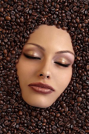 close up of a girl's face immersed in coffee beans keeping her eyes closed Photographie de stock - Aubaine LD & Abonnement, Code: 400-04925555