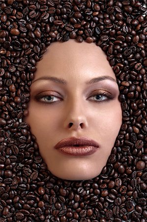 face shot of a pretty girl immersed in coffee beans Foto de stock - Super Valor sin royalties y Suscripción, Código: 400-04925557