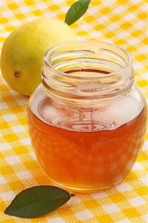 simsearch:6108-06907109,k - jar of fresh honey with the lemon Stockbilder - Microstock & Abonnement, Bildnummer: 400-04925611