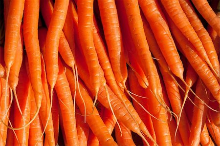 simsearch:400-07422782,k - Carrots piled on a market stall Photographie de stock - Aubaine LD & Abonnement, Code: 400-04925667