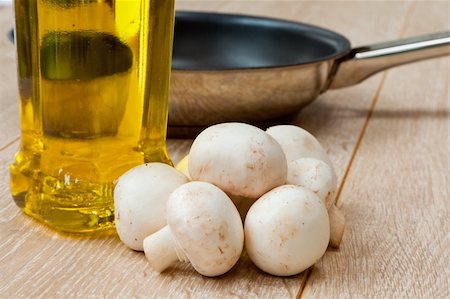 simsearch:400-05026177,k - Fresh mushrooms, olive oil and a frying pan Foto de stock - Super Valor sin royalties y Suscripción, Código: 400-04925738