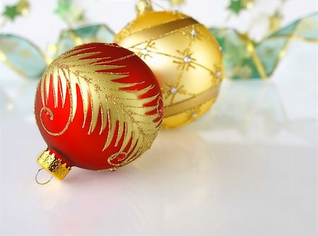 Red and golden Christmas balls on the table Photographie de stock - Aubaine LD & Abonnement, Code: 400-04925834